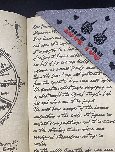 handgesticktes Ecklesezeichen, Valentinstagsgeschenk mit Herzdesign, süße Blumenbuchstabenstickerei, handgemachtes Lesezeichen aus Filz mit Dreiecksseitenecke, dekorative Lesezeichen für Buchliebhaber