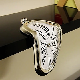 Orologi da parete con numeri romani contorti fusi surreali. Orologio da parete in stile surrealista