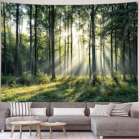 Wandteppich mit sonnenbeschienenem Wald, Naturlandschaft, hohen grünen Bäumen, Morgensonne und nebligem Laub – realistische Fotografie für Wohnzimmer, Schlafzi
