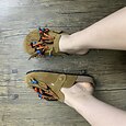 dámské korálkové třásně – hnědé semišové nazouvací mokasíny s barevnými střapci a páskem s přezkou pro boho styl, ležérní výlety a letní festivaly