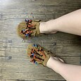 dámské korálkové třásně – hnědé semišové nazouvací mokasíny s barevnými střapci a páskem s přezkou pro boho styl, ležérní výlety a letní festivaly