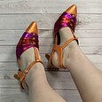 Dámské oranžové a fuchsiové metalické lodičky s páskem do T – barevné bloky se špičatou špičkou a retro vzorem pro taneční párty, noční klub a vintage akce z 50. let