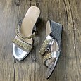 Dámské metalické zlaté sandály na klínku s kamínkovými pásky – trendy boty na platformě s otevřenou špičkou pro plážové resorty a letní pobyty