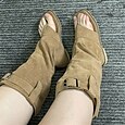Dámské hnědé semišové gladiátorské kozačky s kroužky na špičce – plochá podrážka, nastavitelná přezka, boho styl na letní výlety autem