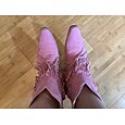dámské růžové semišové westernové kotníkové boty s třásněmi - boho chic styl pro běžné výlety a hudební festivaly