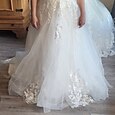 Svatební šaty na pláži oficiální svatební šaty balové šaty off-shoulder krajkový rukáv kaplová vlečka svatební šaty s knoflíky aplikace