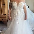 Svatební šaty na pláži oficiální svatební šaty balové šaty off-shoulder krajkový rukáv kaplová vlečka svatební šaty s knoflíky aplikace