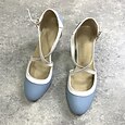 Dámské světle modré vintage boty na podpatku s kříženým páskem ve stylu 20. let 20. století – retro styl, imitace kůže, s rozšířenými podpatky do kanceláře, na večírky a pro inspirativní vzhled