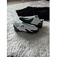 Zapatillas de golf negras y beige para hombre, deportivas y cómodas, ideales para campos de golf y salidas activas.