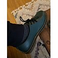 Zapatos derby de piel sintética verde para hombre: estilo clásico con cordones y detalles amarillos, ideales para ocasiones informales elegantes y semiformales.