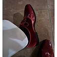 Zapatos de vestir rojos brillantes para hombre con acabado elegante: calzado formal elegante y de alto brillo para bodas, galas y ocasiones especiales.
