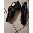 chaussures de danse de salon en cuir verni noir pour hommes – modèle à lacets avec semelle en daim pour une performance en douceur