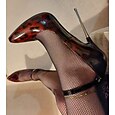 Zapatos de tacón de aguja con estampado de leopardo rojo para mujer: tacones altos de charol con punta puntiaguda y correa en el tobillo para looks de fiesta y vida nocturna.
