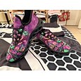 Zapatillas de carnaval púrpuras de Mardi Gras para hombres – Diseño colorido inspirado en cómics con estampados audaces ideales para desfiles festivos baile de carnaval y fiestas en la calle