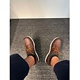 Zapatos náuticos bicolor en blanco y negro para hombre con diseño clásico de cordones, cómodos y elegantes, ideales para viajes a la playa, ropa informal y eventos de verano.