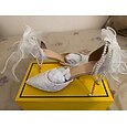 Zapatos de tacón de novia con punta puntiaguda, adornados con perlas y lazo en color marfil para mujer: elegantes zapatos de novia para bodas en el jardín.