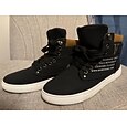 Zapatillas altas color canela para hombre con diseño de cordones y detalle de hebilla para ropa informal y urbana.