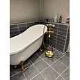 grifo de bañera montado en el piso, estilo retro de latón forma de teléfono acabado galvanizado de latón dos manijas grifo de ducha de dos orificios con ducha de mano y desagüe