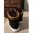 Zapatillas altas color canela para hombre con diseño de cordones y detalle de hebilla para ropa informal y urbana.