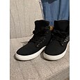Zapatillas altas color canela para hombre con diseño de cordones y detalle de hebilla para ropa informal y urbana.