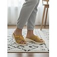 Sandales jaunes à enfiler pour femmes, sandales d'été à brides croisées réglables, chaussures décontractées confortables à bout ouvert pour les promenades estivales et les voyages. &tenue de toute la