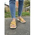 Sandales jaunes à enfiler pour femmes, sandales d'été à brides croisées réglables, chaussures décontractées confortables à bout ouvert pour les promenades estivales et les voyages. &tenue de toute la