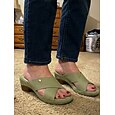 Sandales compensées à brides croisées et strass verts pour femme – mules confortables à enfiler avec semelle intérieure rembourrée et talons ouverts scintillants, idéales pour les vacances et les
