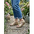 Sandales compensées dorées pour femmes avec brides croisées – sandales confortables à brides réglables et soutien de la voûte plantaire, idéales pour les voyages et les promenades dans le jardin.