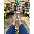 Sandales compensées dorées pour femmes avec brides croisées – sandales confortables à brides réglables et soutien de la voûte plantaire, idéales pour les voyages et les promenades dans le jardin.