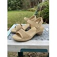 Sandales confortables pour femmes avec soutien de la voûte plantaire – chaussures respirantes à petit talon et perforées, bride ajustable et coussinées, idéales pour les garden-parties et les voyages.