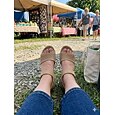 Sandales confortables pour femmes avec soutien de la voûte plantaire – chaussures respirantes à petit talon et perforées, bride ajustable et coussinées, idéales pour les garden-parties et les voyages.