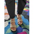 Sandales à enfiler pour femmes avec soutien de la voûte plantaire en amande – pantoufles confortables à bride velcro ajustable, sandales rembourrées pour la marche, intérieur et extérieur &vêtements