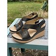 Sandales compensées minimalistes noires pour femmes, avec soutien de la voûte plantaire – sandales confortables à brides croisées et talonnette, chaussures légères et rembourrées pour le bureau et la