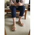 Sandalias planas de mujer con soporte para el arco del pie, color camel, ligeras y cómodas, con remaches. &Sandalias acolchadas con diseño de hebilla y parte superior texturizada para caminar y