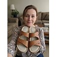 Sandalias cómodas de mujer color marrón claro con soporte para el arco del pie – chanclas con doble tira ajustable, zapatos suaves y acolchados sin cordones para el hogar y los viajes. &uso diario