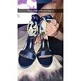 Sandales à talons hauts en satin bleu marine pour femmes – talons aiguilles à bride cheville en perles avec nœud en ruban pour mariages, cocktails élégants et occasions spéciales