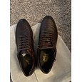 Heren bordeauxrode sneakers van echt leer met krokodillenreliëf, ronde neus en contrasterende stiksels, elegante luxe schoenen voor feesten en zakelijke evenementen