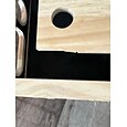 Caja rascadora para gatos con lima de uñas integrada. La lima de uñas no ejerce presión y es compatible con cortaúñas y afiladores. La lija interior es ideal para rascar gatos en interiores.