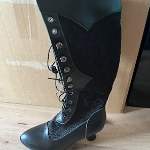 White Women's Victorian-Style Lace-Up Boots with Lace Details and Mid Heels for Elegant and Vintage Wear