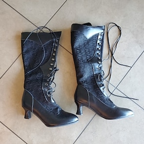 White Women's Victorian-Style Lace-Up Boots with Lace Details and Mid Heels for Elegant and Vintage Wear