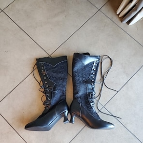 White Women's Victorian-Style Lace-Up Boots with Lace Details and Mid Heels for Elegant and Vintage Wear