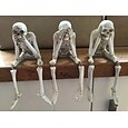 halloweenské sochy lebek, pryskyřičné skeletové police, sedící figurky pro domácí knihovnu a okraj stolu, dekorativní řemeslné ozdoby pro milovníky kostlivců