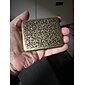 vintage cigarettfodral med båda sidor öppna för att stödja generering av brons kondenserad blommetall flip-top snidade (rymmer 20 cigaretter)