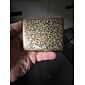 vintage cigarettfodral med båda sidor öppna för att stödja generering av brons kondenserad blommetall flip-top snidade (rymmer 20 cigaretter)