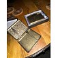 vintage cigarettfodral med båda sidor öppna för att stödja generering av brons kondenserad blommetall flip-top snidade (rymmer 20 cigaretter)