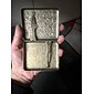vintage cigarettfodral med båda sidor öppna för att stödja generering av brons kondenserad blommetall flip-top snidade (rymmer 20 cigaretter)