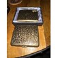 vintage cigarettfodral med båda sidor öppna för att stödja generering av brons kondenserad blommetall flip-top snidade (rymmer 20 cigaretter)